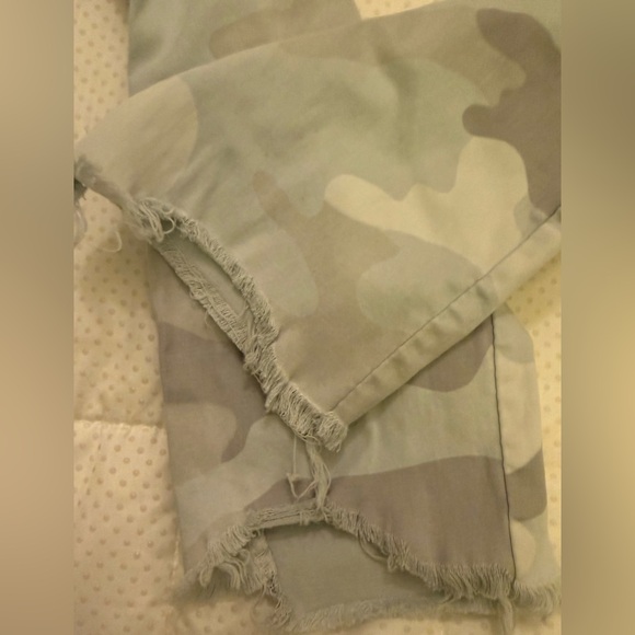 Bella Amore Made In Italy Gray Camouflage “magic stretch” Pants with raw hem. - Picture 5 of 11